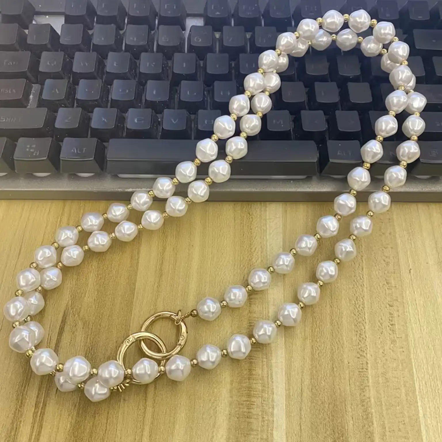 Luxurious White Lantern Pearls Long Strap for The Neck And Shoulder Phone Lanyard with Transparent Card Holder